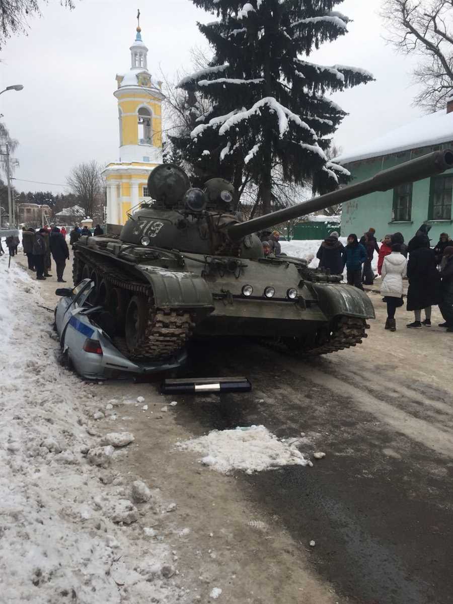 Танк впечатляюще давит на себя угонщиков, не оставляя шансов автомобилю
